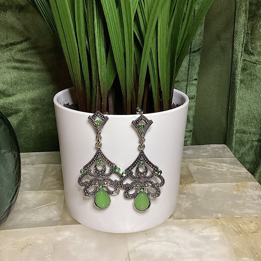 🔥2 for$10🔥 Fun Fashion Jewelry- Green and Silver Dangle Earrings
